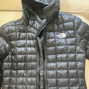 Girls black Northface jacket. Like brand new. Size medium 10-12